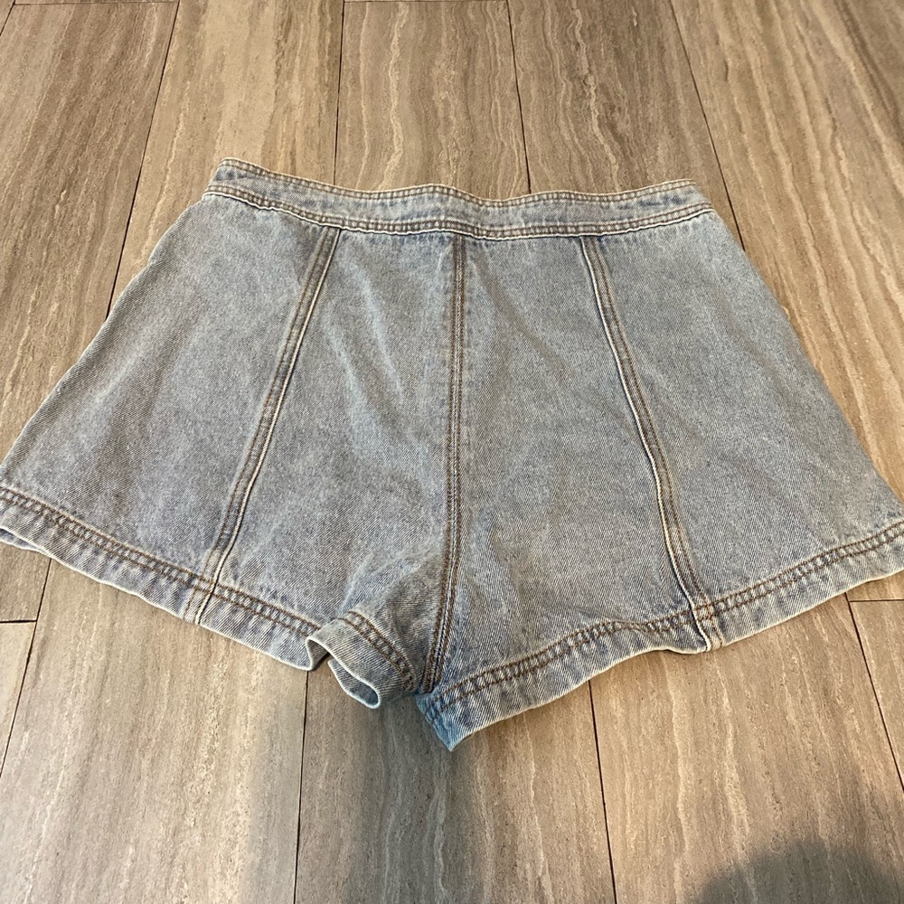 NWOT MINKPINK Women’s Medium Shayna LIGHT WASH COTTON DENIM Jean PANEL SHORTS - Picture 5 of 7
